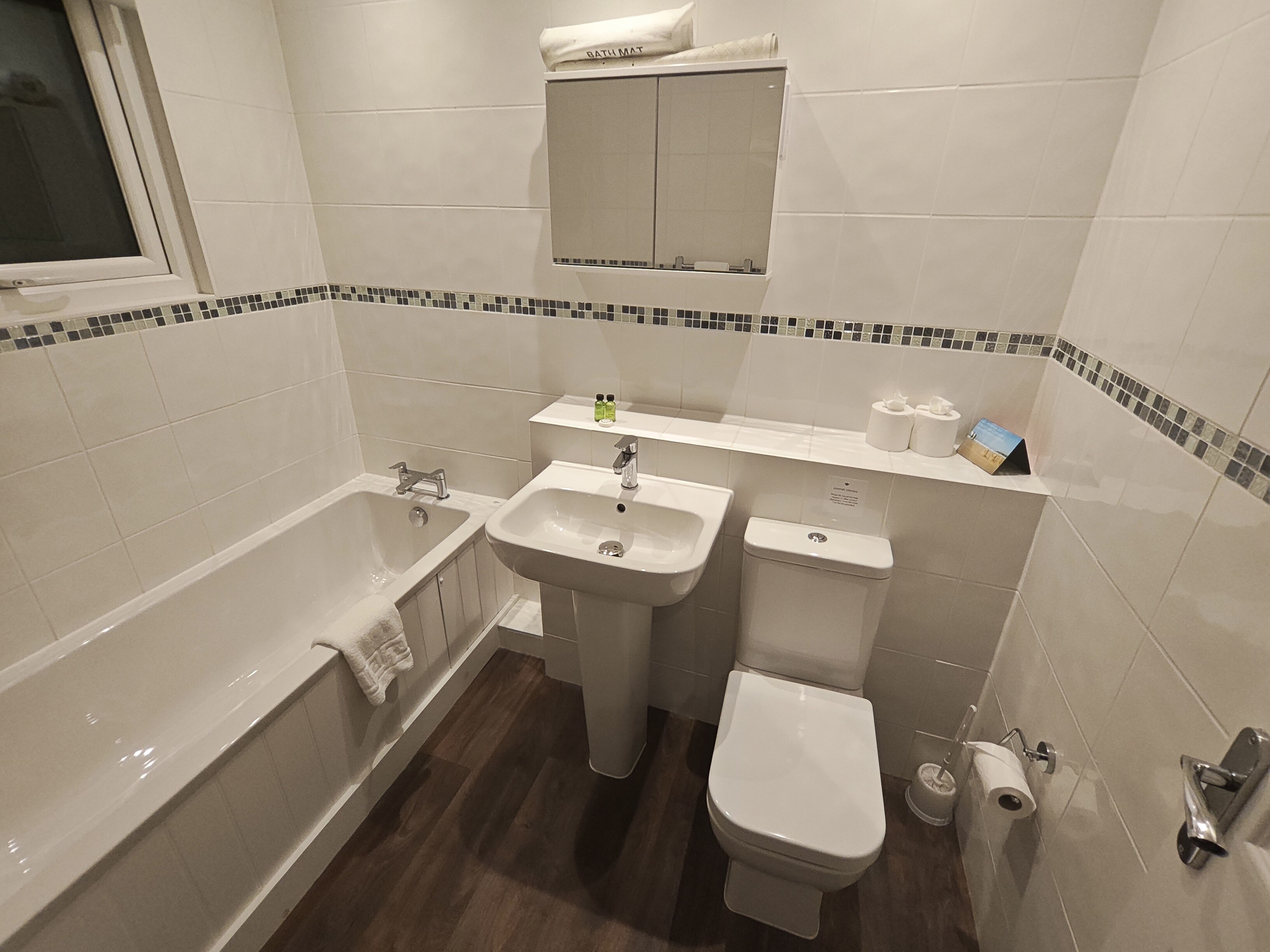 One Bedroom Lodge with Patio 4